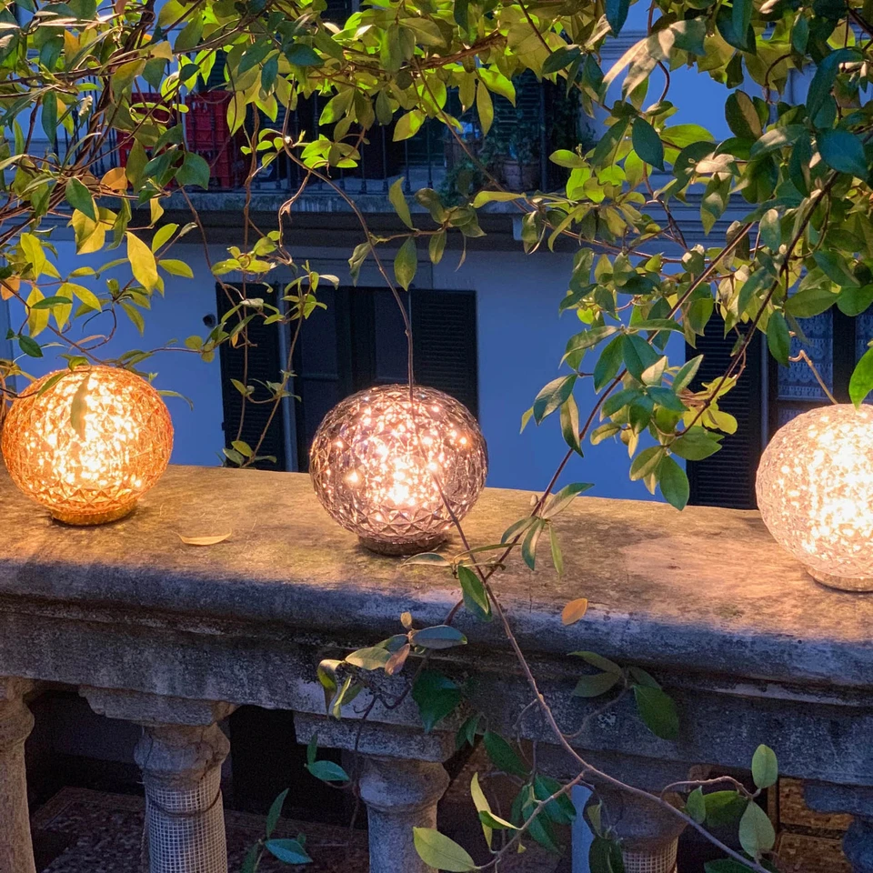 Lampada da tavolo Kartell modello Mini Planet ricaricabile a batteria. - Immagine 4 di 4