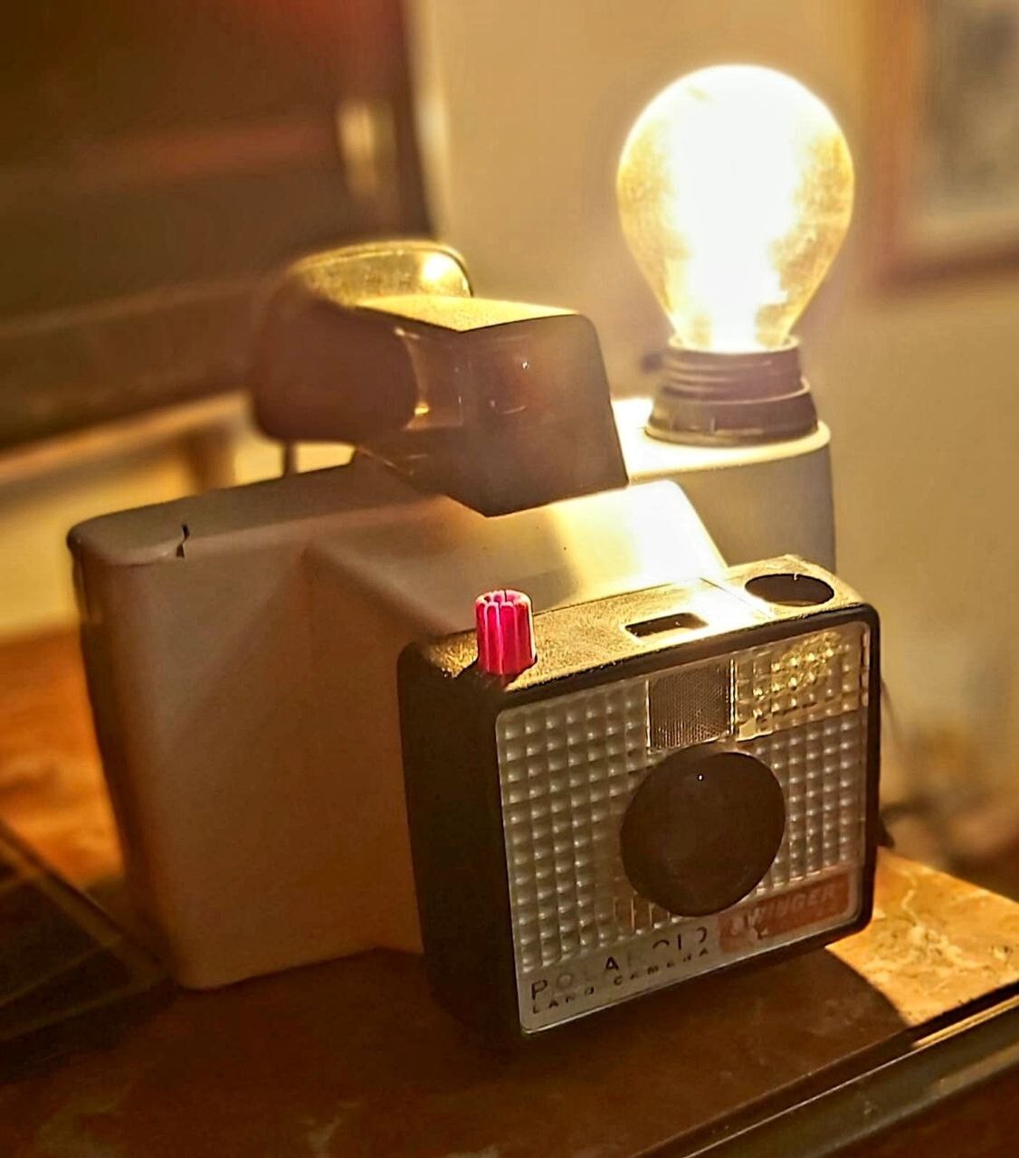 Lampe Designer Appareil Photo Polaroid en Matériaux Premium avec Finition Argentique Noire