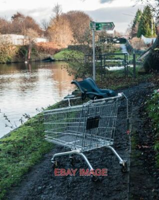 PHOTO  DROYLSDEN A SUPERMARKET TROLLEY MAKING A DASH FOR THE CANAL. 2014