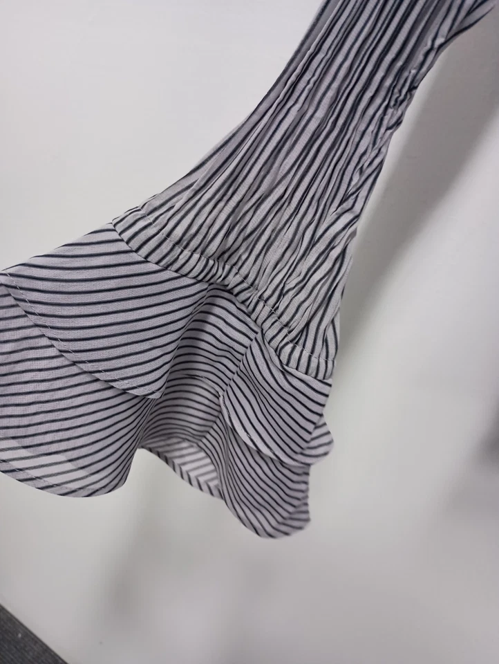 Top Y2K Kaelyn Max II para mujer talla 2X BOHO gris hada a rayas manga campana arrugada Foto 2 de 4