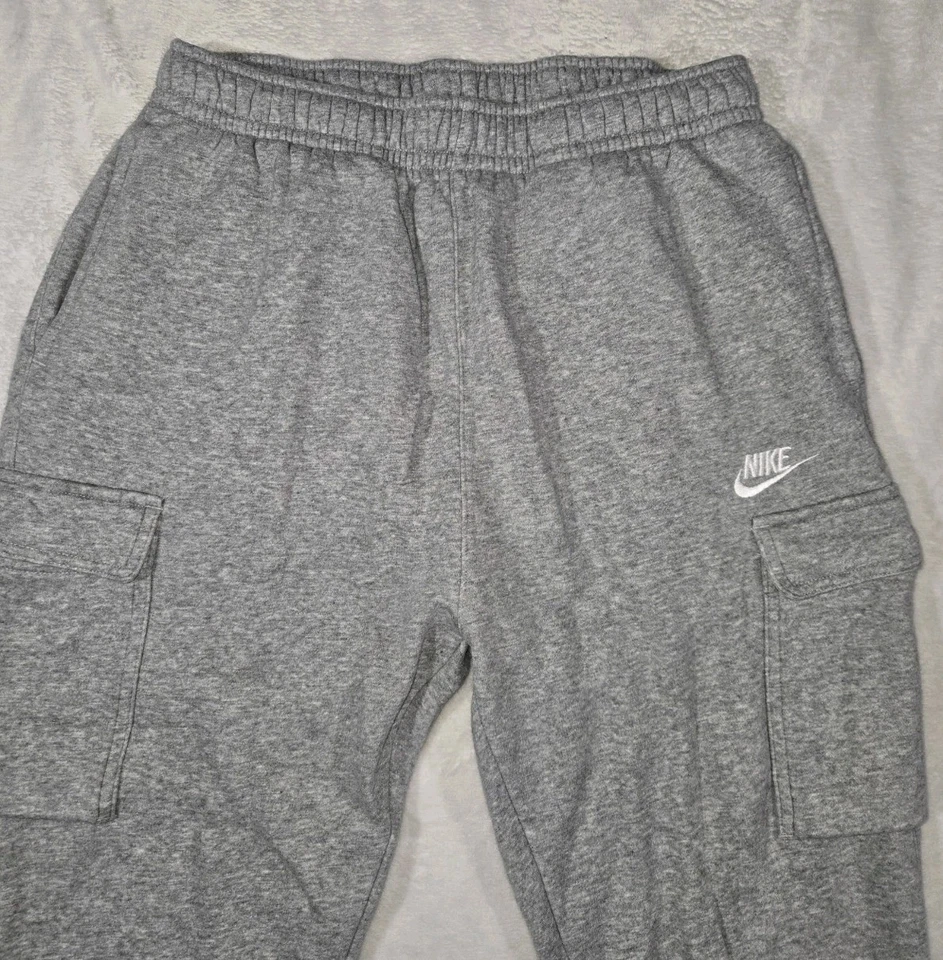 Pantalones cargo Nike Sportswear Club polar grises para hombre medianos 28x25 Foto 2 de 4