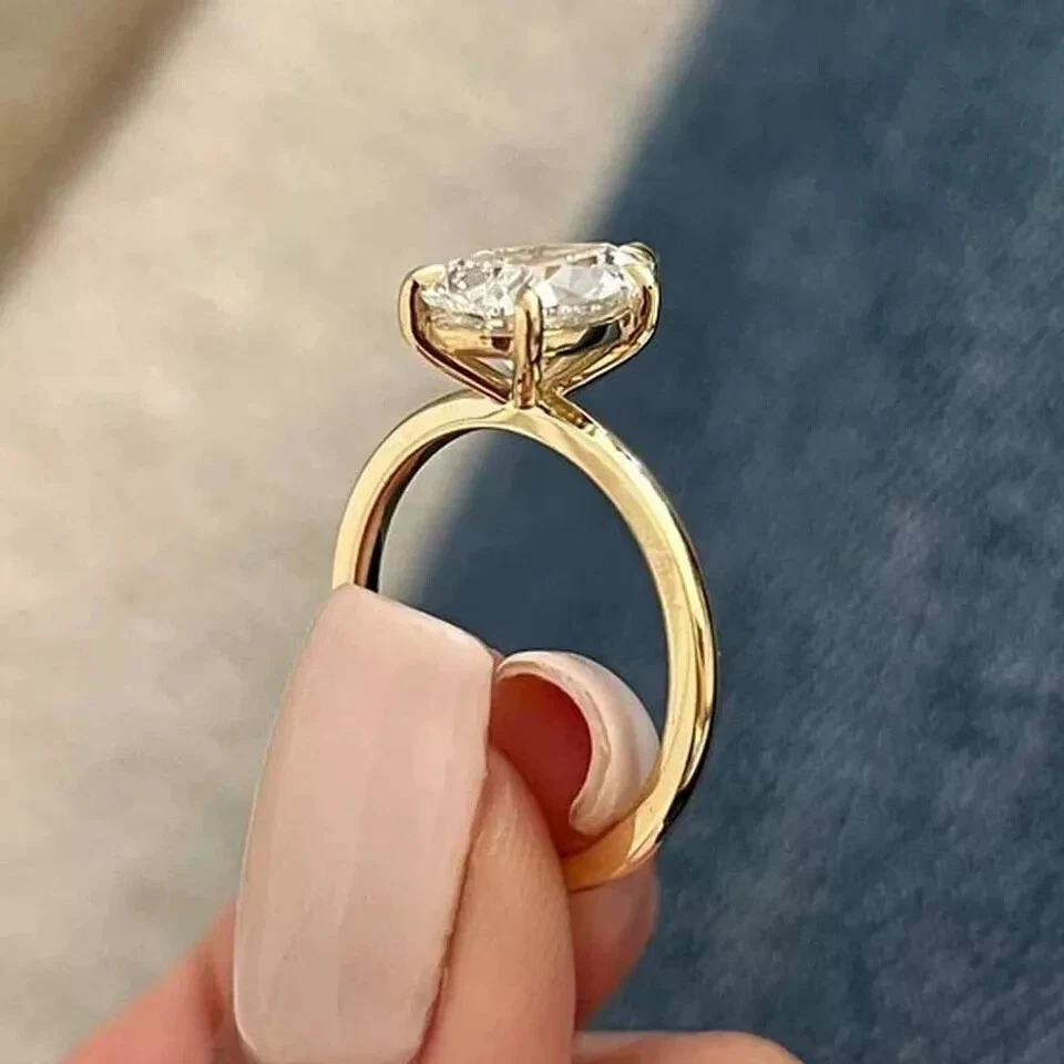 Anillo de compromiso 2 CTW corte pera creado en laboratorio chapado en oro amarillo de 14 k Foto 2 de 4