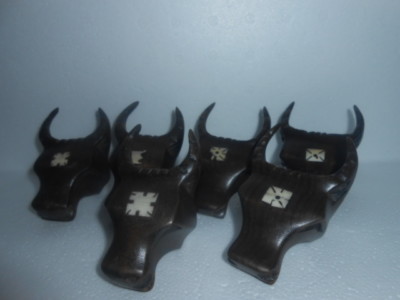 VINTAGE GESCHNITZTE HOLZ SERVIETTENRINGHALTER STIERKOPFFORM (X 6) PERFEKT 
