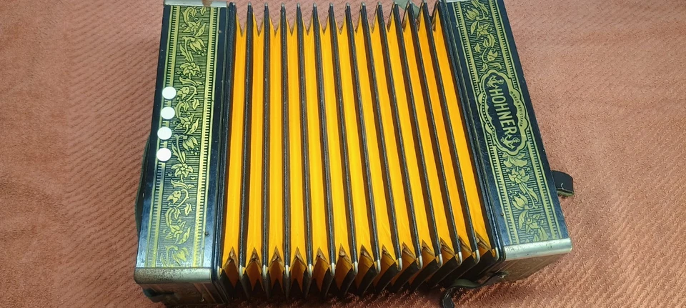 Hohner Marca Registrada Vienna 1-Row 4-Bass 10-Treble Button Diatonic Accordion - Image 3 of 4