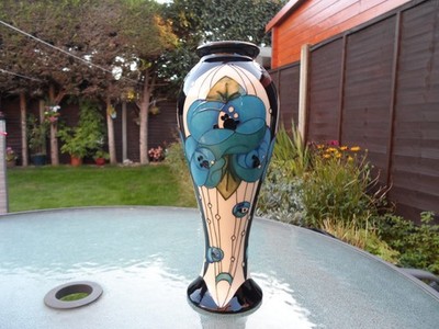 MOORCROFT RENNIE ROSEBLAUES MUSTER VASE. PROBESTÜCK , DES R.BISHOP