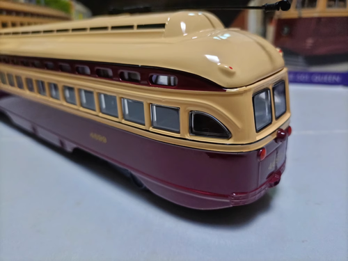 Corgi 1/50 PCC Toronto Transit Commission Route 501 Humber Queen Bus - Picture 6 of 9