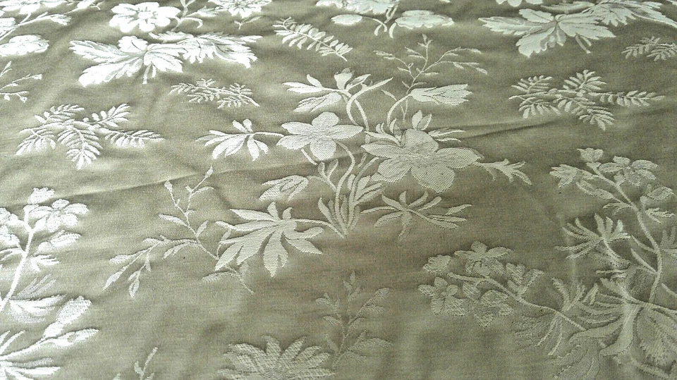 Brocado vintage marfil/crema pequeña escala flores y hojas de helecho gran brillo por comprar Foto 2 de 4