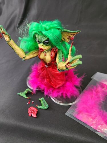 NECA Gremlins 2 - Ultimate Showgirl Red Dress Greta 7" Scale SDCC 2023 Exclusive - Bild 10 von 21