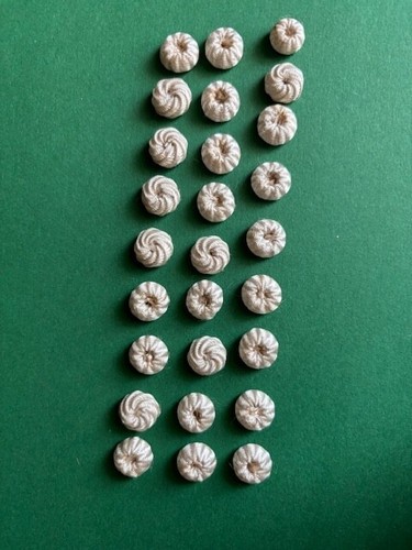 Lot De 27 Petits Boutons Anciens En Passementerie Blanc Ivoire - Occasion