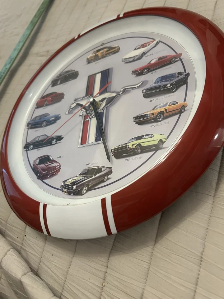 "Reloj de pared Ford Mustang History fondo rojo 13"" diámetro - Funciona" Foto 3 de 4