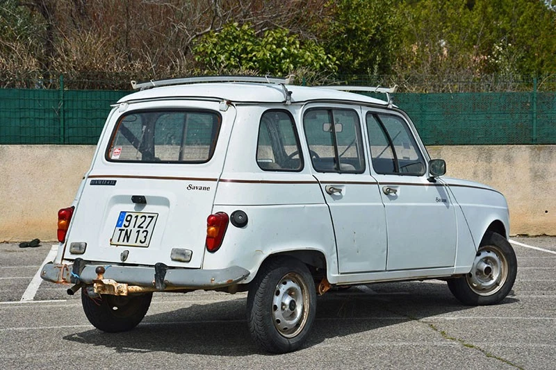 All late-model Renault 4s came with reverse lights integrated into the hatch.
