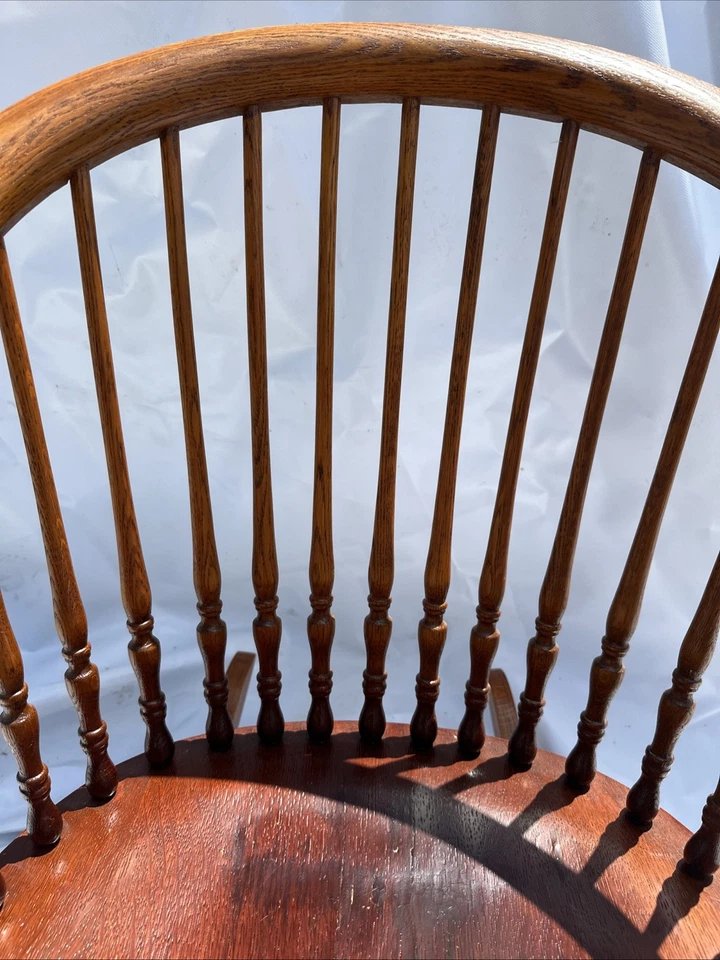 Mecedora estilo Windsor de roble del siglo XIX rara con reposabrazos tallados en cabeza de león Foto 4 de 4