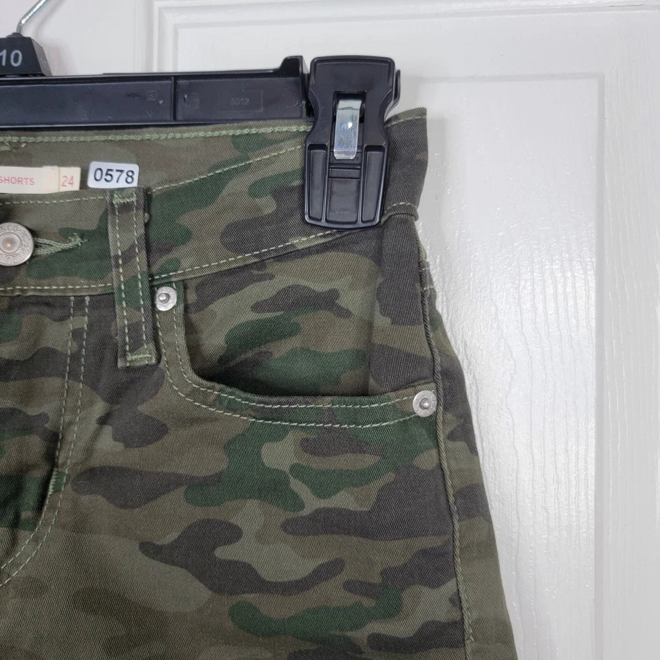 Шорты женские Levis камуфляжные средней длины с манжетами эластичные подростковый размер 24 - Изображение 3 из 4