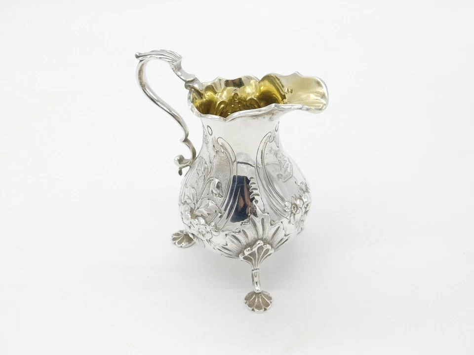 Jarra victoriana de plata esterlina con patrón floral de hojas crema 1866 Londres antigua Foto 2 de 4