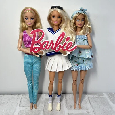 Barbie bambola con esposizione logo