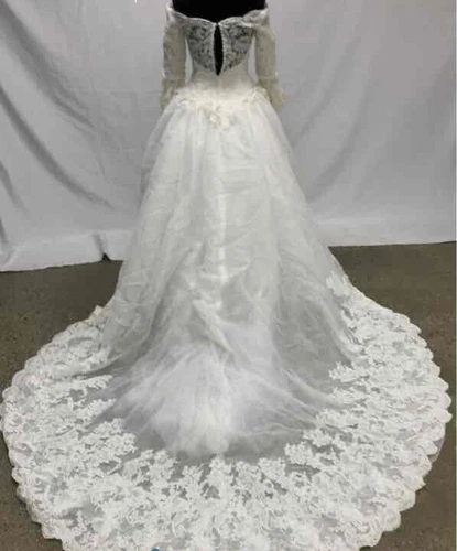 OFF WHITE Abiti da sposa bianco sporco Illissa by Demetrios abito da ballo in raso e pizzo