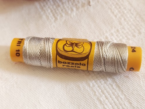 Bobine ancienne pur fil de soie vintage gris trés clair broderie n°216 T5 - Picture 2 of 4