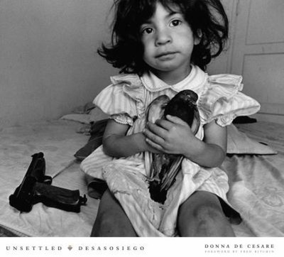 Unsettled/Desasosiego : Children in a World of Gangs/Los niños en