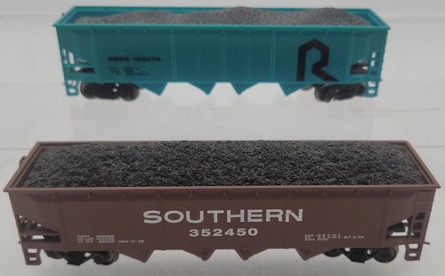 Coches tolva de roca y sur a escala HO Athearn #352450 y #133274 con cargas de carbón [2] | Condition: Used