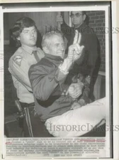 1975 Press Photo Philip Berrigan flashes "peace" sign at Hartford police station