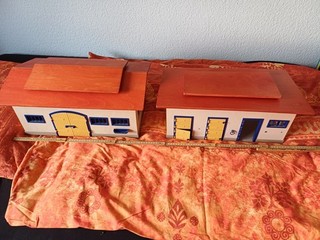 2 Schleif Gebäude Bauernhof je 45 cm lang