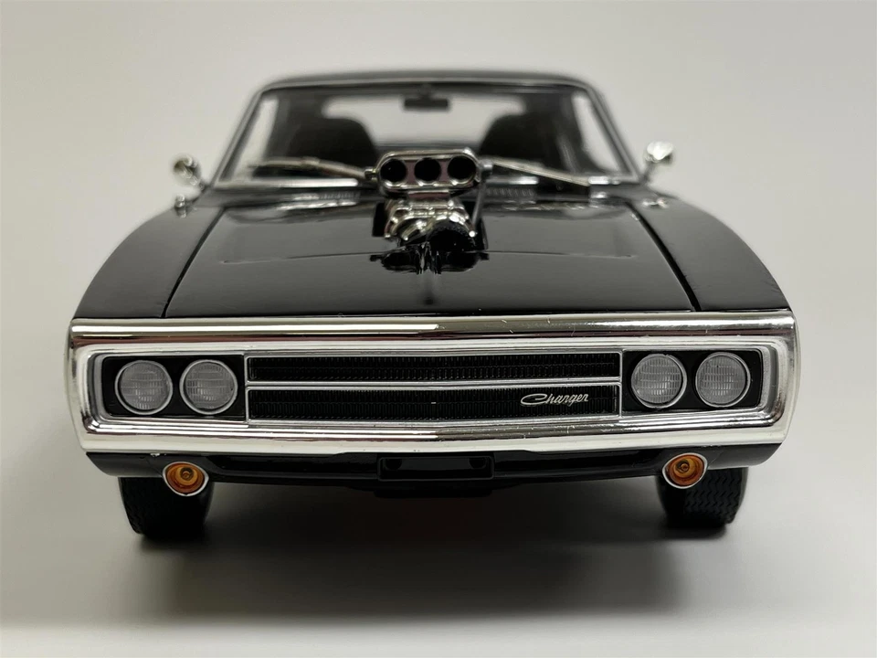1970 Dodge Charger Blown Engine Black 1:18 Greenlight Artisan Collection 19122 - Image 2 of 4