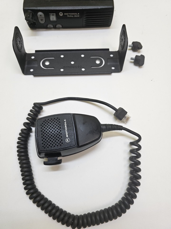 Motorola Radius CM200 40w 438470 MHz UHF Two Way Radio w Mic