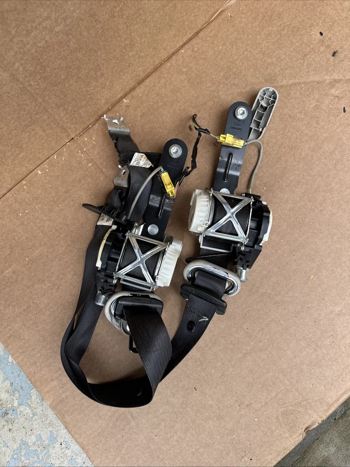 2009 Chevy Silverado GMC Sierra 1500 2500 3500 FRONT Pair Seatbelts CREW Cab OEM - Image 2 of 4