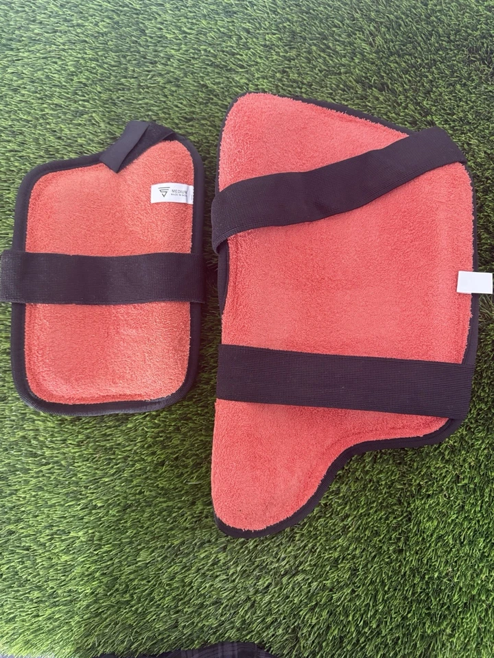 VERSANT GOAT THIGH GUARD PLAYER’SEDITION. BLACK COLOUR FOR RIGHT HANDED BATSMAN - image 2 of 4