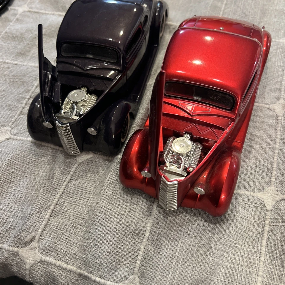 FUNLINE MUSCLE MACHINES FORD CPE STREET ROD 1/24 SCALE purple and red cars - Image 3 of 4