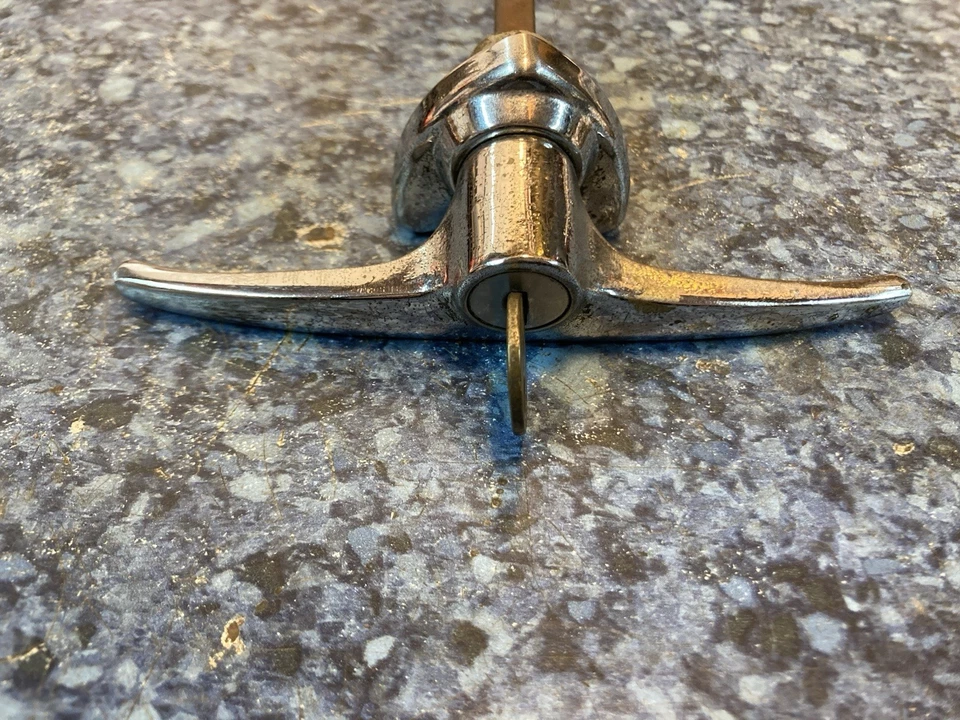 Morris Minor 1000 (1955-1971) Saloon & Convertible Boot Handle With Key Stock02 - Image 2 of 4