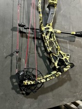 Hoyt Alpha x 33 - RH, 60-70lbs - Great Condition w/ matching accessories