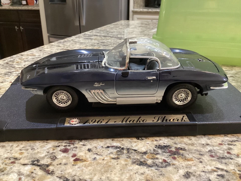 MotorMax - 1:18th Scale - 1961 Chevrolet Corvette Mako Shark ZL-1 - #73102 NICE - Image 4 of 4