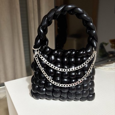 Handgefertigte schwarze gehäkelte Marshmallow Puffstitch Damentasche mit silberner Kette