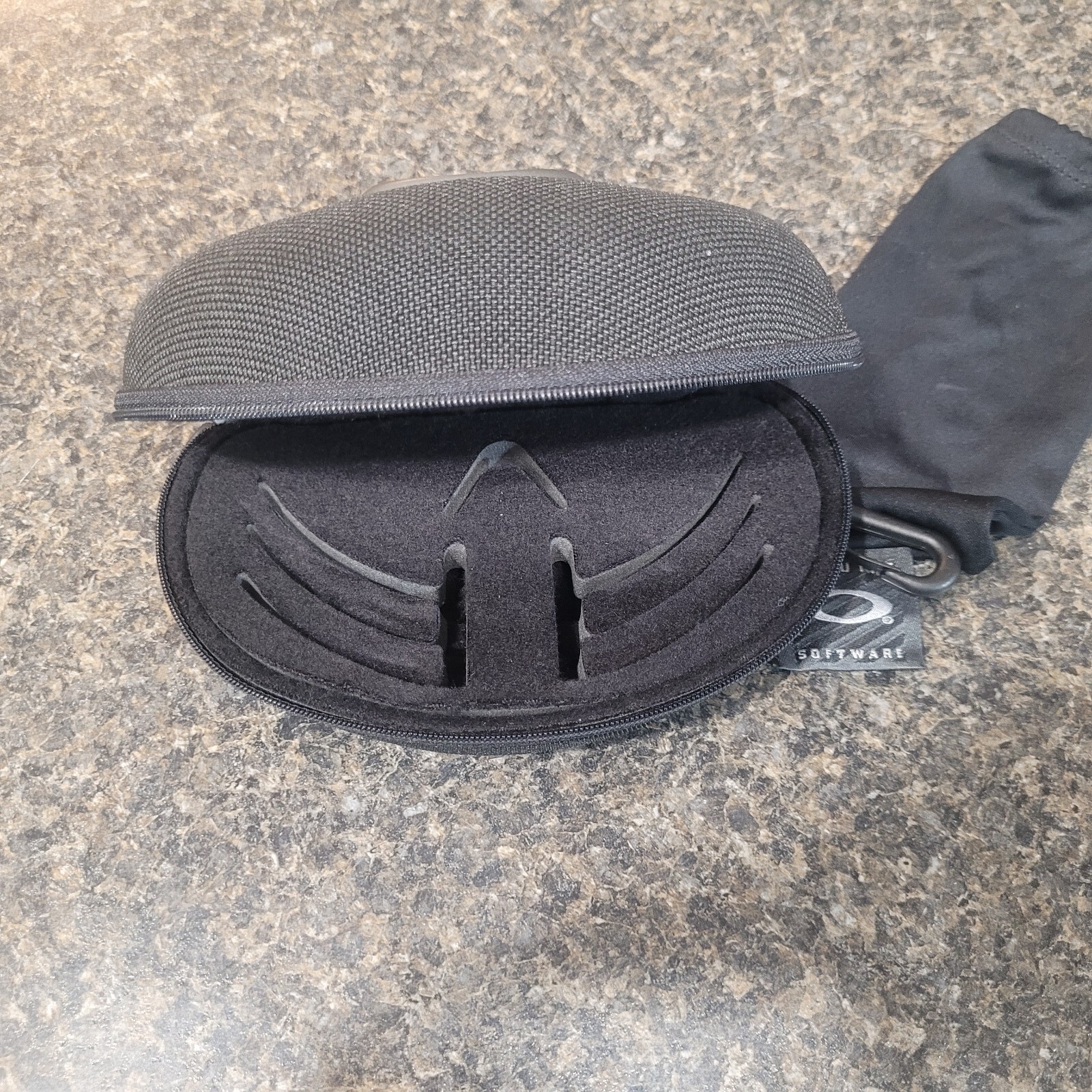 Oakley Multi-lens Hardshell Sunglass Case - image 2