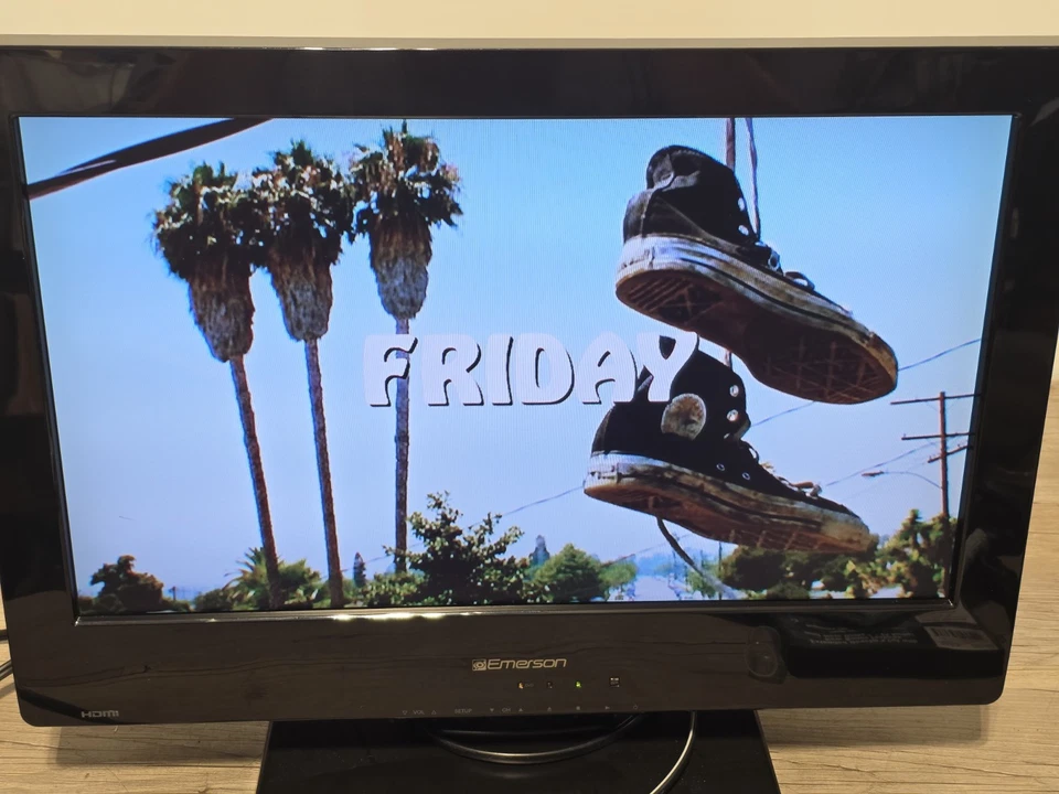 Emerson LD190EM2 19" LCD HDTV DVD Player Combo 720p 60HZ HDMI w/Stand NO REMOTE - Image 2 of 4