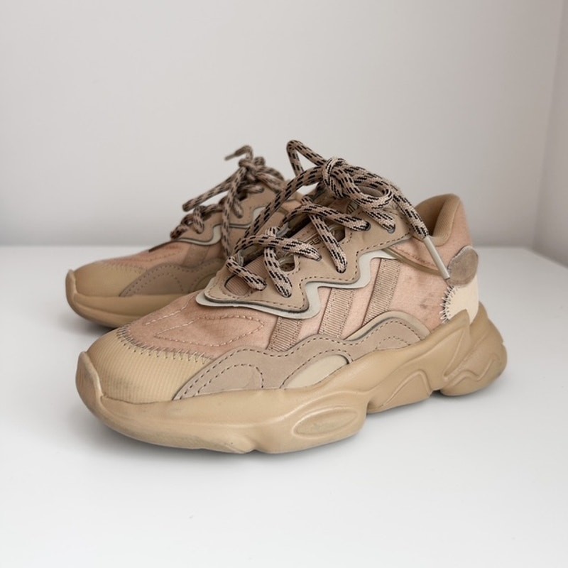 Adidas Kid’s OZWEEGO Shoes in Size 11K Beige $75 Adidas Kid’s OZWEEGO Shoes in Size 11K Beige $75