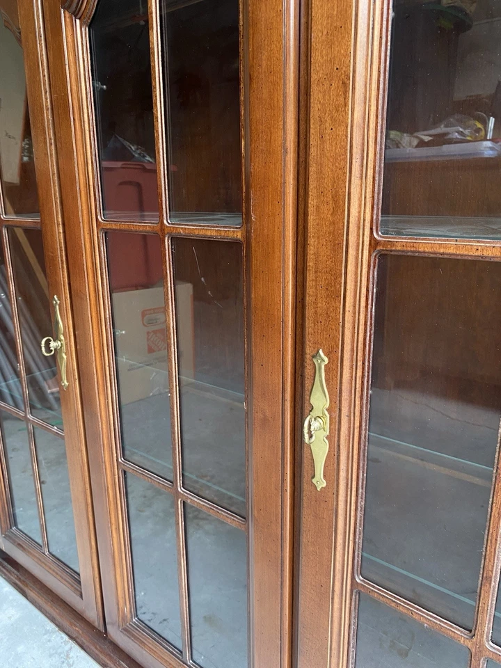 Gabinete de China Iluminado Drexel Heritage De Colección - Madera Maciza, Puertas de Vidrio, Latón Foto 2 de 4