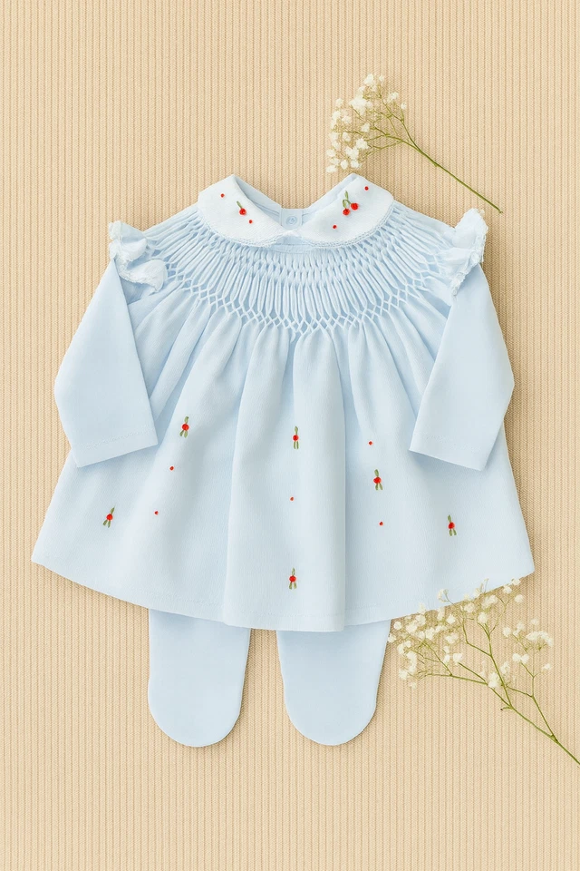 Conjunto Recién Nacido | Vestido Bordado a Mano, Pantalones con Pies y Camisa | 100% Algodón | Rápido Foto 2 de 4