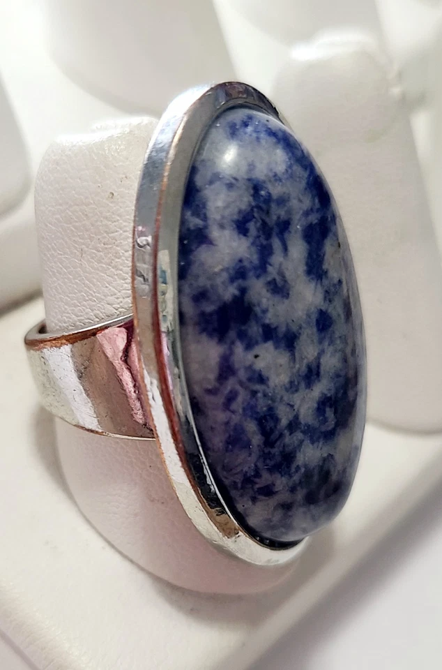 Anillo de piedra azul y blanco de sodalita en tono plateado talla 7 grande cóctel llamativo Foto 3 de 4
