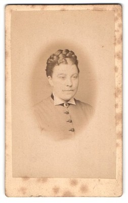 Photograph G. David, Bückeburg, Langestrasse 42, woman with braided hairstyle, lace 