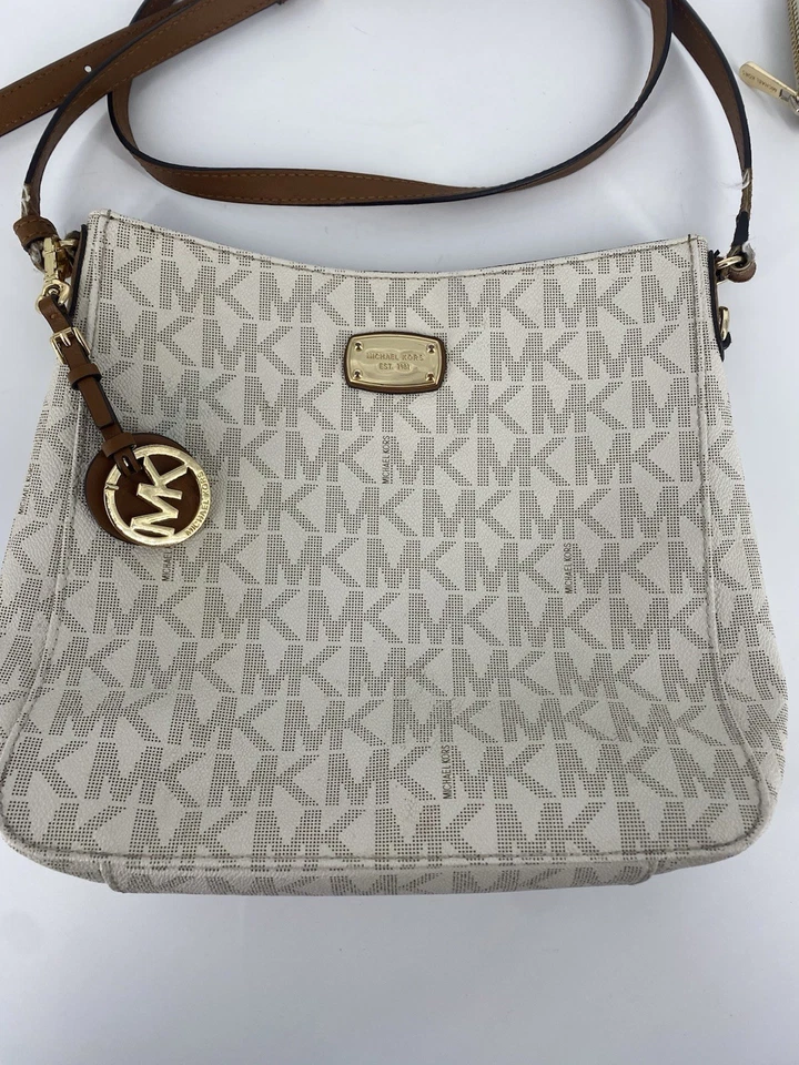 Bolso Bandolera y Cartera Michael Kors Vanilla MK Logo Signature Herrajes Dorados Foto 2 de 4