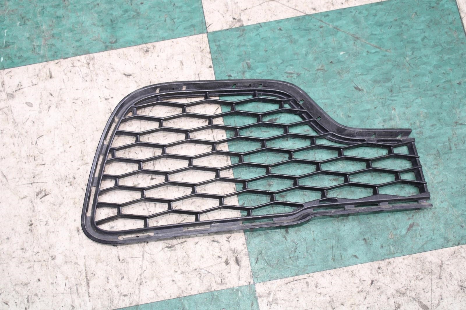 14-17 Ghibli Black RH Passenger Side Lower Outer Bumper Grille Grill Factory OEM