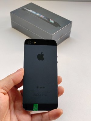 Apple iPhone 5 ブラック　本体と箱 90%N ew Apple iPhone 5/5s/5c 16GB Factory UNlocked Black/White