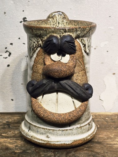 Vintage Eakin signierter Steinzeug Becher mit lächelndem Gesicht, Studio Kunstkeramik