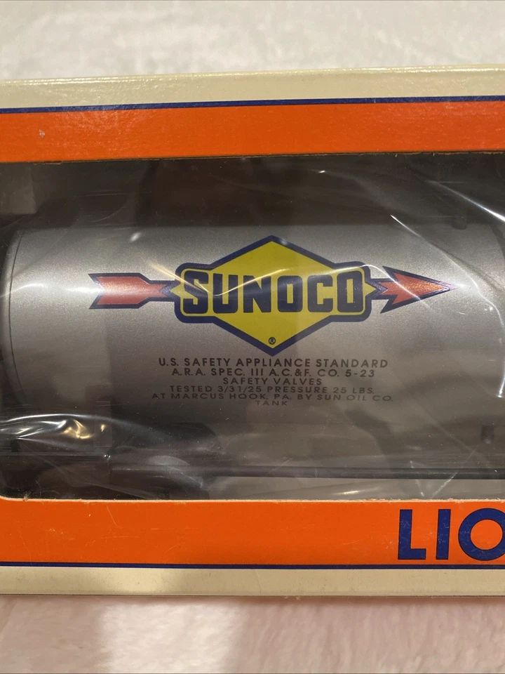 NIB 1996 LIONEL, 7900 SUNOCO UNIBODY TANK CAR 6-17910. Die Cast Spring Trucks. - Image 2 of 4