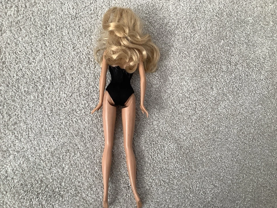 Barbie Lott MATTEL 5 peças em roupas 1991, 2005, 2007 Em bom estado. - Imagem 4 de 4