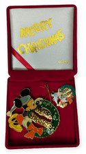 Vintage 2002 NIB Disney Mickey Merry Christmas Holiday Wreath Ornament  Pin Set