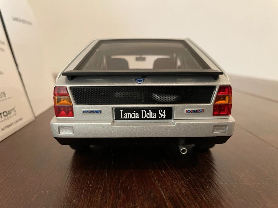 Autoart Lancia Delta S4 street grey 1985 1/18 74772 - Immagine 3 di 4