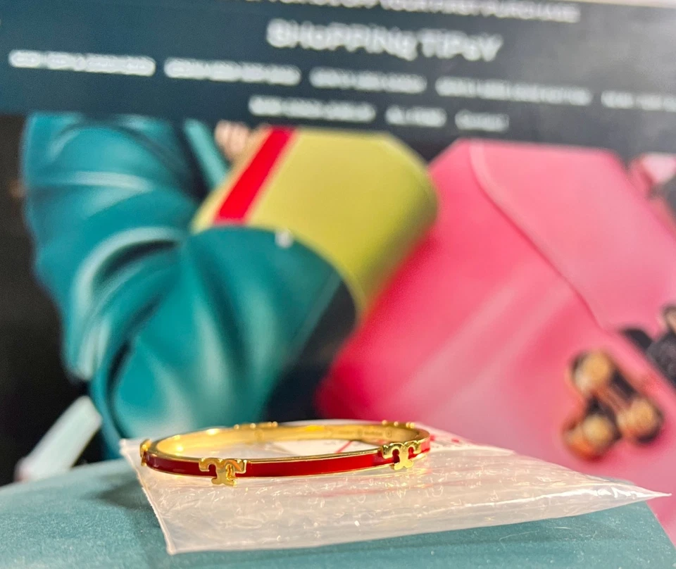 Brazalete Tory Burch Serif esmaltado rojo y dorado Foto 3 de 4
